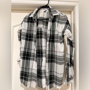 Old Navy Women’s Black, White, and Green Plaid Shirt